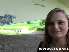 Amateurin Lina Mila entsaftet unter Autobrücke