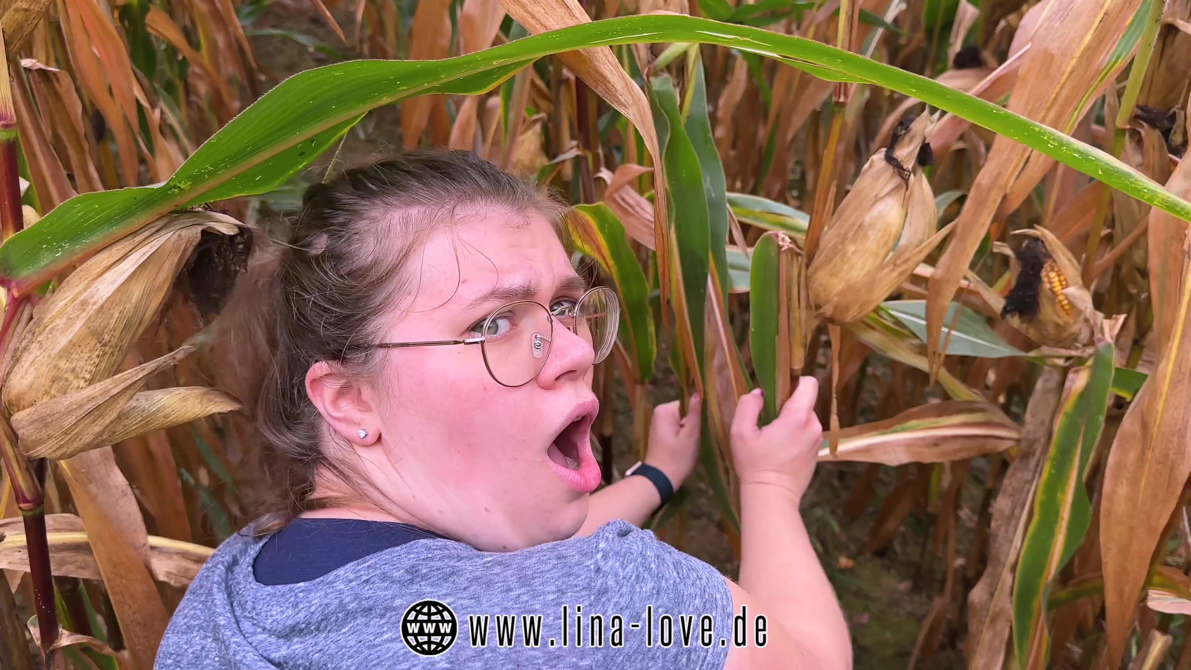 Lina Love fickt Outdoor im Maisfeld